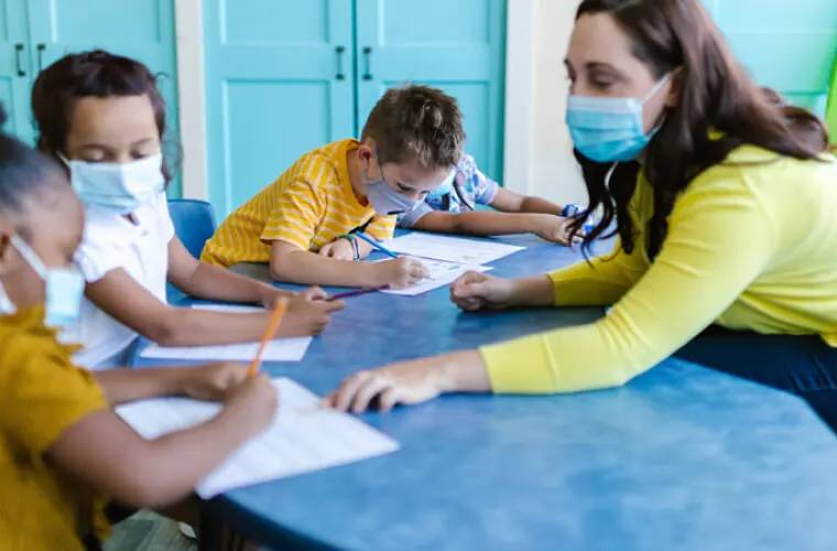 Le protocole Covid de l’assistante maternelle recommande le port du masque dans certains cas