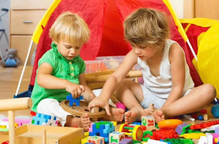L’assistante maternelle agréée doit continuer de se former sur le développement des enfants