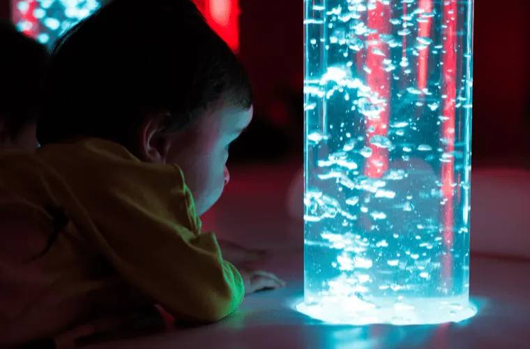 Le Snoezelen appliqué au domaine de la petite enfance stimule l’éveil sensoriel des bébés