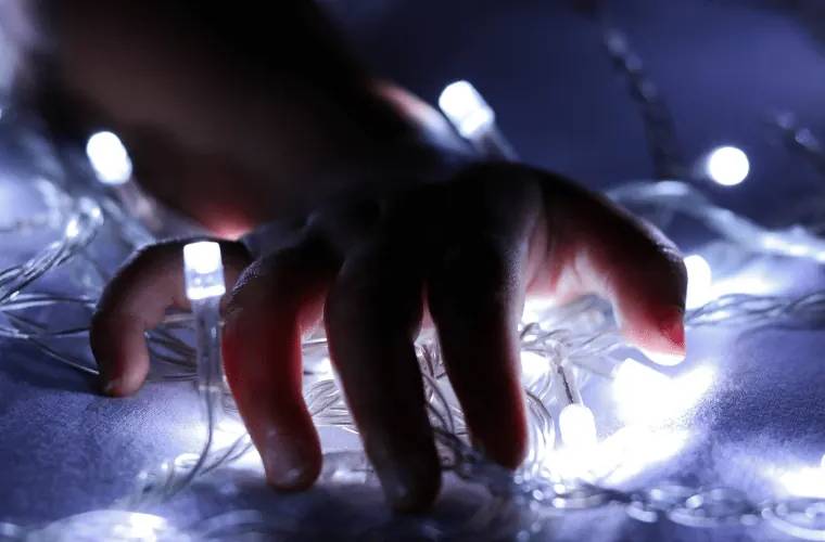 Le matériel Snoezelen pour la petite enfance comporte des objets lumineux