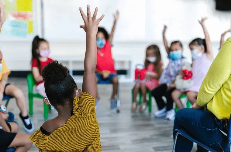 Un atelier durant un relai petite enfance (RPE)