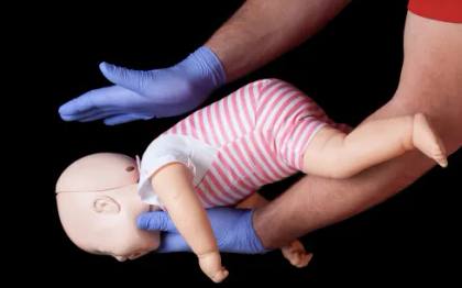 Comment Réagir face à un Bébé qui s’Etouffe ? Quelles Manœuvres ? Quels Gestes ?