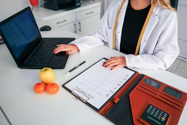 Compétence 10 aide-soignant : transmissions et traçabilité des soins (VAE DEAS)
