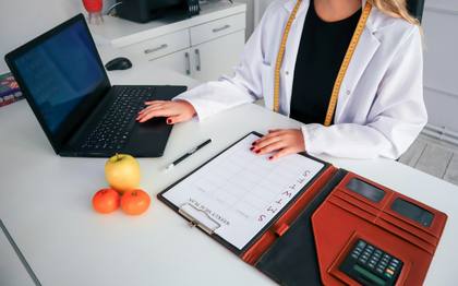 Compétence 10 aide-soignant : transmissions et traçabilité des soins (VAE DEAS)