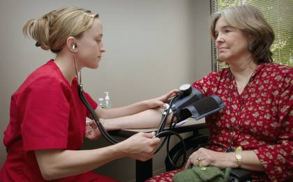 Compétence 4 aide-soignant : mettre en œuvre des soins adaptés à l'état clinique de la personne (VAE DEAS)