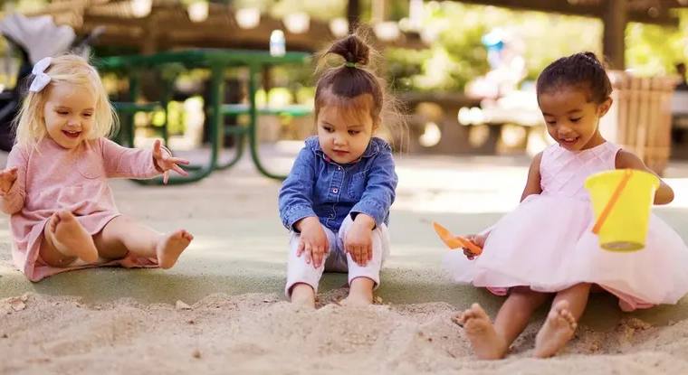 Du Jeu Solitaire au Jeu Parallèle, évolution des Interactions Sociales des Enfants