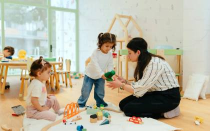 Intervenant Éducatif Petite Enfance : tout savoir sur ce nouveau diplôme RNCP