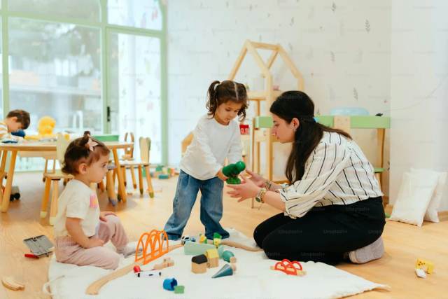 Intervenant Éducatif Petite Enfance : tout savoir sur ce nouveau diplôme RNCP
