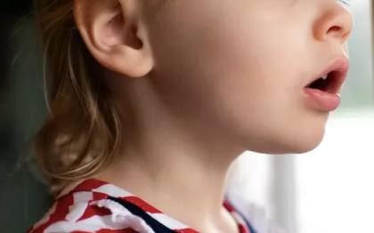 Quelle attitude adopter en cas de bégaiement des enfants ? Quels Signes d'Alerte ?