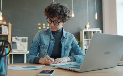 Le Dossier Professionnel (livret 2) pour VAE IEPE : guide complet et exemple
