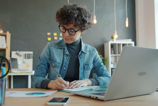 Le Dossier Professionnel (livret 2) pour VAE IEPE : guide complet et exemple